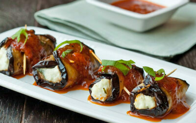 Rollitos de berenjena con queso, tomate y kale