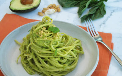 Pasta con pesto de aguacate