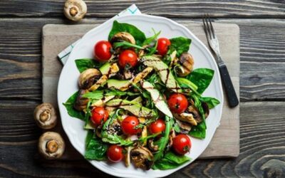 Ensalada de pechuga de pollo con espinacas, aguacate y tomates cherry