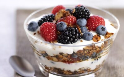Bol de cereales y frutos rojos