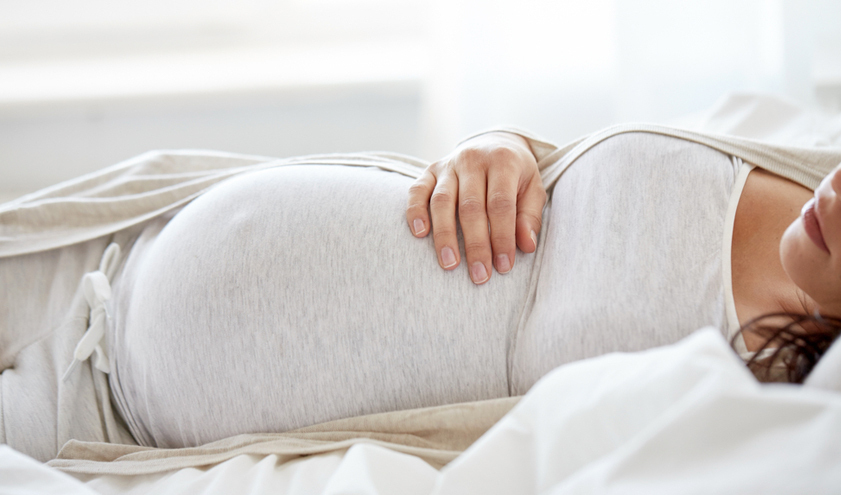 ¿Cómo debo dormir durante el embarazo? Posturas y consejos.